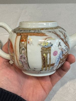 A fine Chinese famille rose gilt-decorated teapot and cover with figural design, Yongzheng — 照片 3