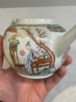 A fine Chinese famille rose gilt-decorated teapot and cover with figural design, Yongzheng — 照片 4