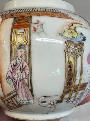 A fine Chinese famille rose gilt-decorated teapot and cover with figural design, Yongzheng — 照片 5