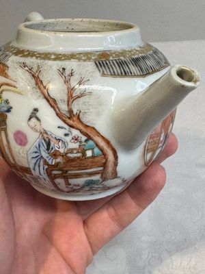 A fine Chinese famille rose gilt-decorated teapot and cover with figural design, Yongzheng — 照片 6