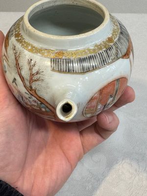 A fine Chinese famille rose gilt-decorated teapot and cover with figural design, Yongzheng — 照片 7