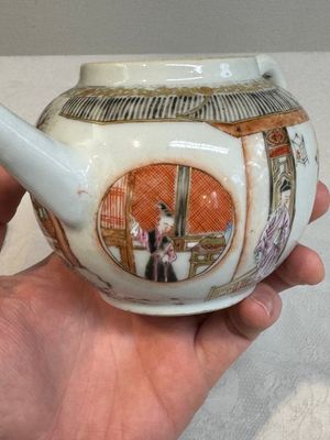 A fine Chinese famille rose gilt-decorated teapot and cover with figural design, Yongzheng — 照片 8