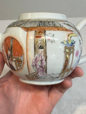 A fine Chinese famille rose gilt-decorated teapot and cover with figural design, Yongzheng — 照片 9