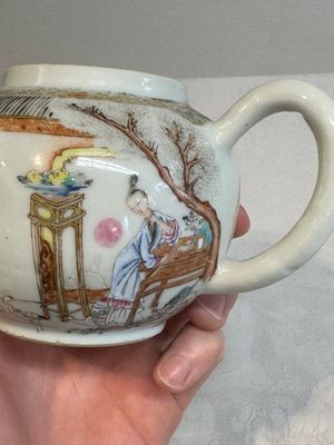 A fine Chinese famille rose gilt-decorated teapot and cover with figural design, Yongzheng — 照片 10