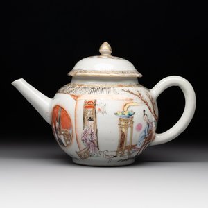 A fine Chinese famille rose gilt-decorated teapot and cover with figural design, Yongzheng — 照片 1