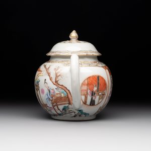 A fine Chinese famille rose gilt-decorated teapot and cover with figural design, Yongzheng — 照片 2