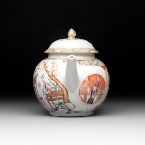 A fine Chinese famille rose gilt-decorated teapot and cover with figural design, Yongzheng — 照片 4