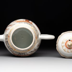 A fine Chinese famille rose gilt-decorated teapot and cover with figural design, Yongzheng — 照片 5