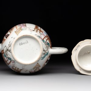 A fine Chinese famille rose gilt-decorated teapot and cover with figural design, Yongzheng — 照片 6