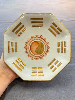 A fine Chinese famille rose gilt-decorated 'trigram' tazza, Tongzhi mark and of the period — photo 1