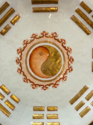 A fine Chinese famille rose gilt-decorated 'trigram' tazza, Tongzhi mark and of the period — photo 2