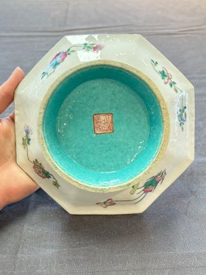 A fine Chinese famille rose gilt-decorated 'trigram' tazza, Tongzhi mark and of the period — photo 3