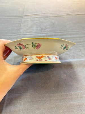A fine Chinese famille rose gilt-decorated 'trigram' tazza, Tongzhi mark and of the period — photo 5