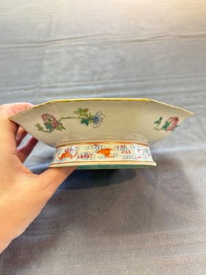 A fine Chinese famille rose gilt-decorated 'trigram' tazza, Tongzhi mark and of the period — photo 8