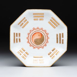 A fine Chinese famille rose gilt-decorated 'trigram' tazza, Tongzhi mark and of the period — photo 1
