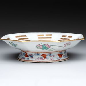 A fine Chinese famille rose gilt-decorated 'trigram' tazza, Tongzhi mark and of the period — photo 2