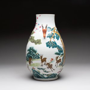 A fine Chinese famille rose 'hu' 'deer and monkey' vase, 19th C. — photo 2