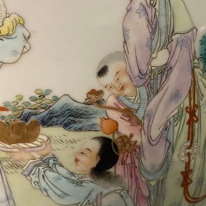 A fine Chinese famille rose 'hu' vase with immortals, Qianlong mark, 19th C. — 照片 11