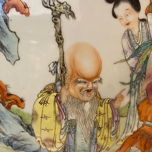 A fine Chinese famille rose 'hu' vase with immortals, Qianlong mark, 19th C. — 照片 13