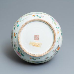 A fine Chinese famille rose 'hu' vase with immortals, Qianlong mark, 19th C. — 照片 7