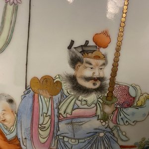 A fine Chinese famille rose 'hu' vase with immortals, Qianlong mark, 19th C. — 照片 9