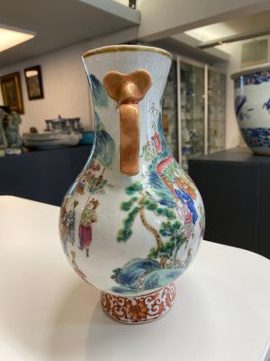 A fine Chinese famille rose 'hu' vase with ruyi handles, 19th C. — photo 4