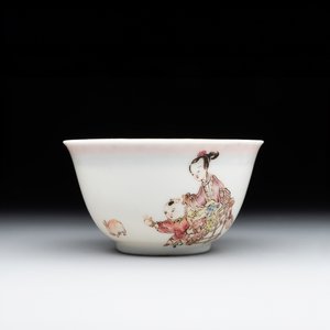 A fine Chinese famille rose 'lady, boy and rabbit' cup, Yongzheng — photo 1