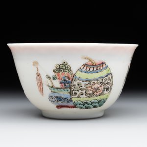 A fine Chinese famille rose 'lady, boy and rabbit' cup, Yongzheng — photo 2
