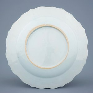 A fine Chinese famille rose lotus design plate, Yongzheng/Qianlong — photo 2