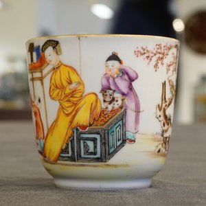 A fine Chinese famille rose mandarin cup and saucer, Qianlong, 18th C. — photo 11