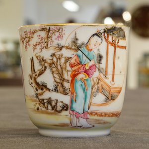 A fine Chinese famille rose mandarin cup and saucer, Qianlong, 18th C. — photo 10
