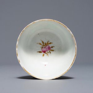 A fine Chinese famille rose 'mandarin' cup and saucer, Yongzheng/Qianlong — 照片 8