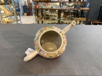 A fine Chinese famille rose 'mandarin subject' teapot and cover, Qianlong — 照片 3