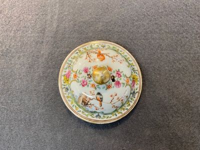 A fine Chinese famille rose 'mandarin subject' teapot and cover, Qianlong — 照片 5