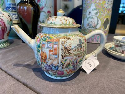 A fine Chinese famille rose 'mandarin subject' teapot and cover, Qianlong — 照片 7