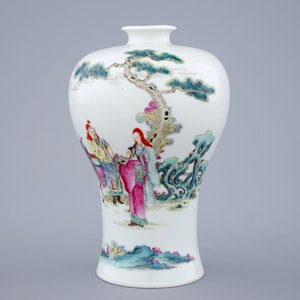 A fine Chinese famille rose meiping vase with a figurative scene, 19/20th C. — photo 1