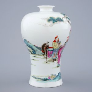 A fine Chinese famille rose meiping vase with a figurative scene, 19/20th C. — photo 4