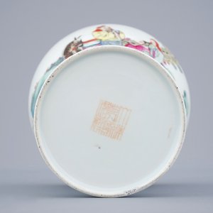 A fine Chinese famille rose meiping vase with a figurative scene, 19/20th C. — photo 6