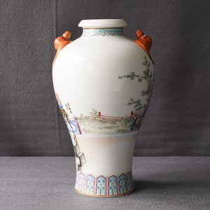 A fine Chinese famille rose meiping vase with bat handles, seal mark, Republic, 20th C. — photo 16