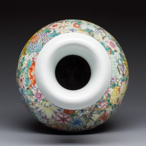 A fine Chinese famille rose 'Millefleurs' vase, Qianlong mark, Republic — photo 5
