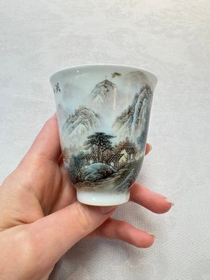 A fine Chinese famille rose 'Mountainous Landscape' cup on a silver stand, signed Zhang Zhitang 張志湯, dated 1942 — photo 2