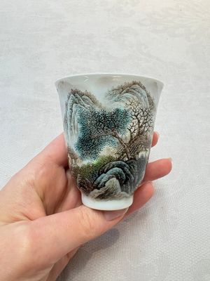 A fine Chinese famille rose 'Mountainous Landscape' cup on a silver stand, signed Zhang Zhitang 張志湯, dated 1942 — photo 3