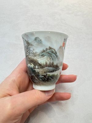 A fine Chinese famille rose 'Mountainous Landscape' cup on a silver stand, signed Zhang Zhitang 張志湯, dated 1942 — photo 4