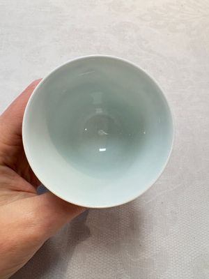 A fine Chinese famille rose 'Mountainous Landscape' cup on a silver stand, signed Zhang Zhitang 張志湯, dated 1942 — photo 5