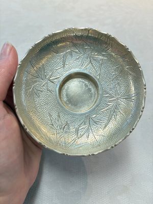 A fine Chinese famille rose 'Mountainous Landscape' cup on a silver stand, signed Zhang Zhitang 張志湯, dated 1942 — photo 8