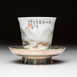 A fine Chinese famille rose 'Mountainous Landscape' cup on a silver stand, signed Zhang Zhitang 張志湯, dated 1942 — photo 1