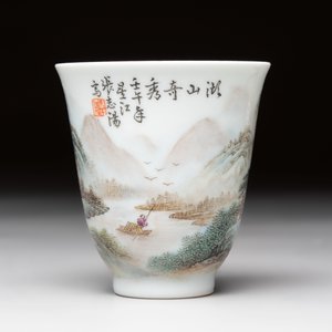 A fine Chinese famille rose 'Mountainous Landscape' cup on a silver stand, signed Zhang Zhitang 張志湯, dated 1942 — photo 2