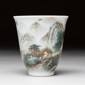 A fine Chinese famille rose 'Mountainous Landscape' cup on a silver stand, signed Zhang Zhitang 張志湯, dated 1942 — photo 3