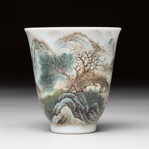 A fine Chinese famille rose 'Mountainous Landscape' cup on a silver stand, signed Zhang Zhitang 張志湯, dated 1942 — photo 4
