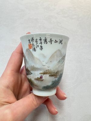 A fine Chinese famille rose 'mountainous landscape' cup on a silver stand , signed Zhang Zhitang 張志湯, dated 1942 — photo 1